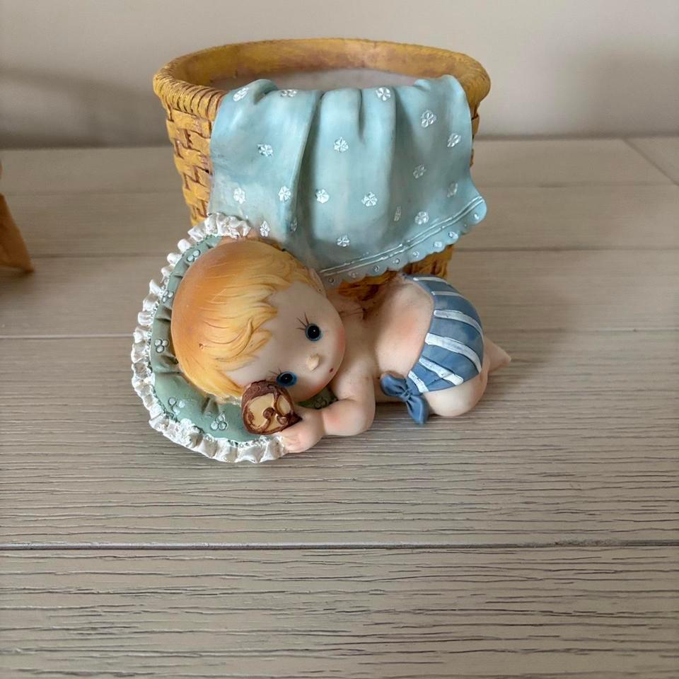 Vintage Baby Figurine With Basket Bac3