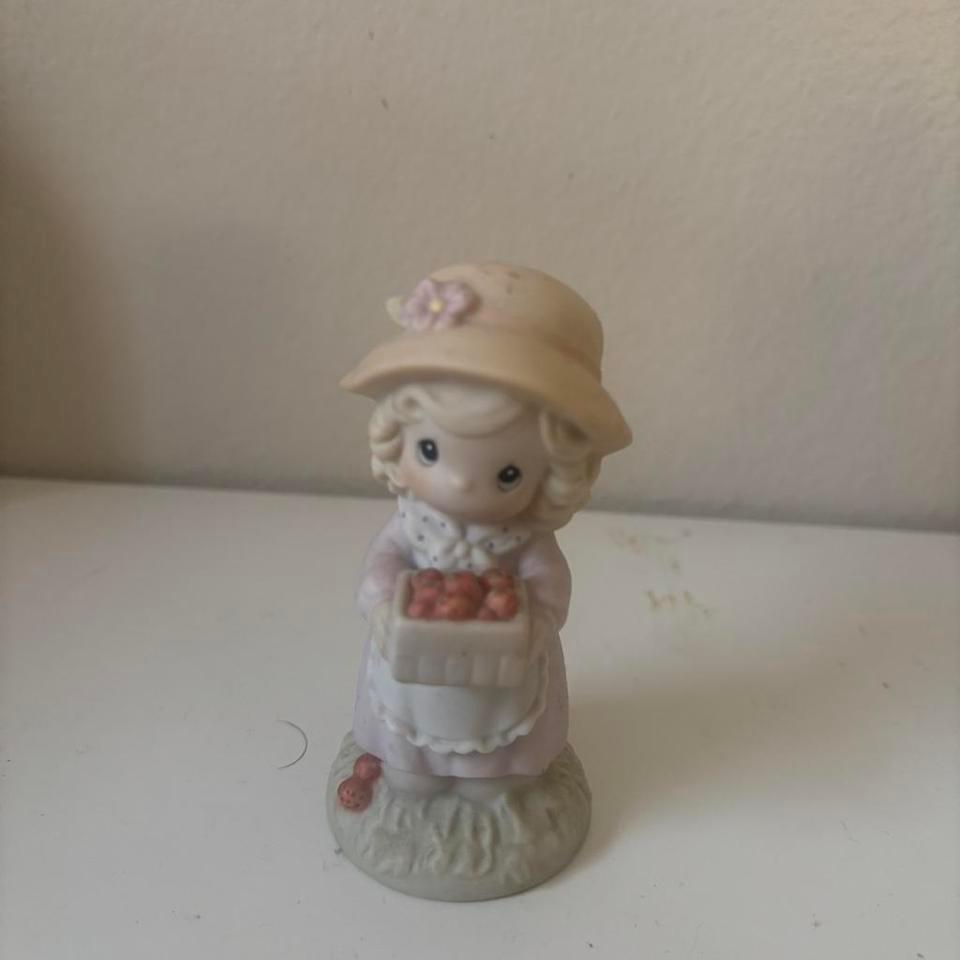 Precious Moments Figurine Girl With 41a5