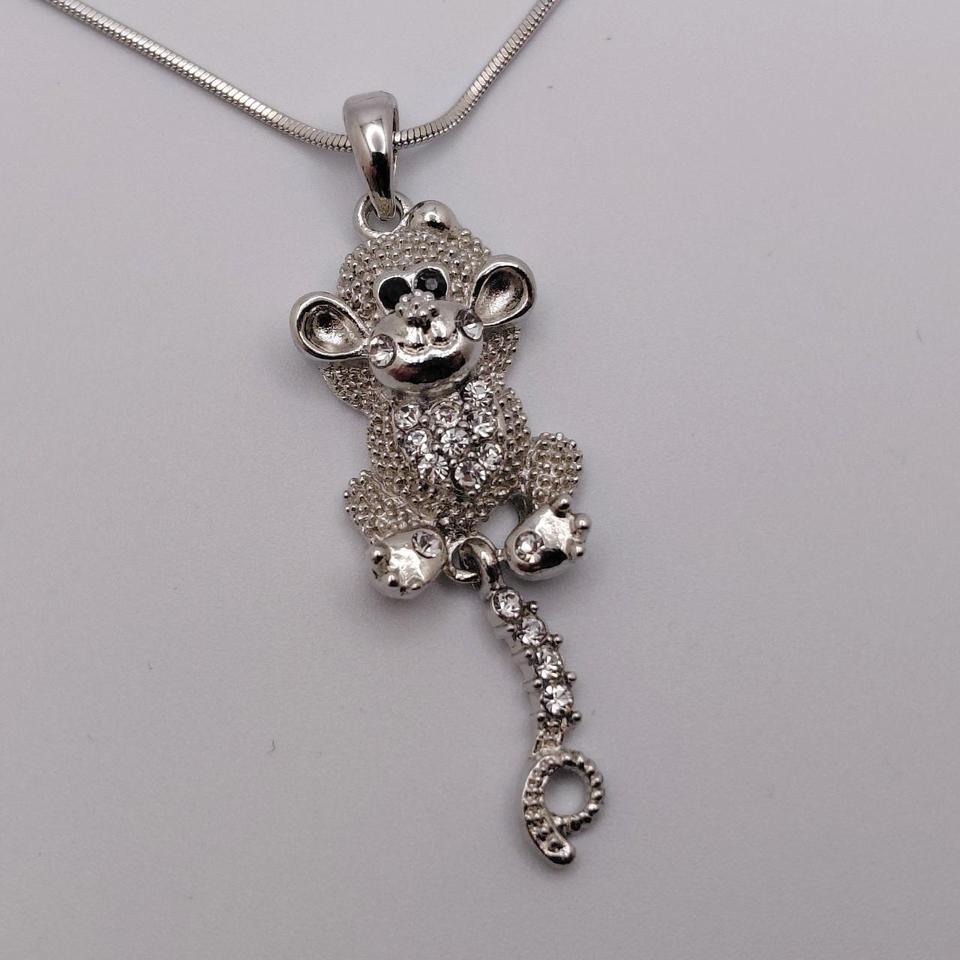 This Is A Silver Tone Necklace E27c 2