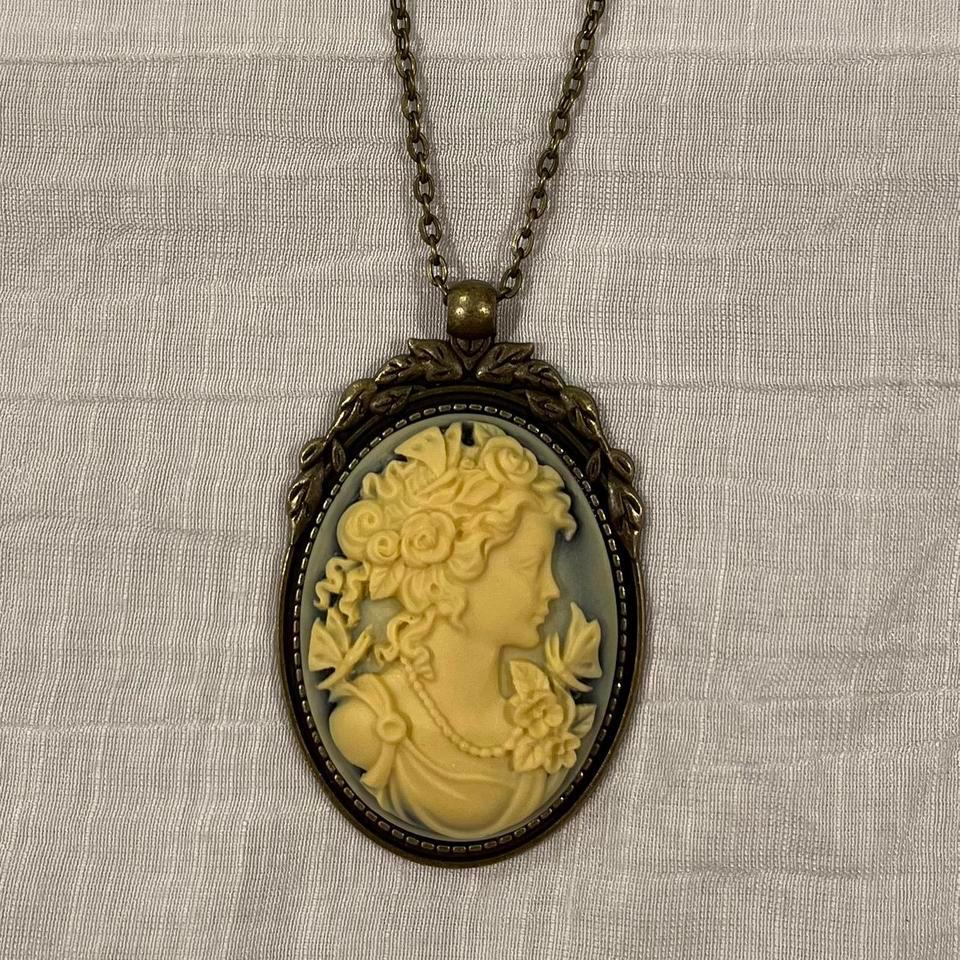 Green And Cream Victorian Cameo 5c9d