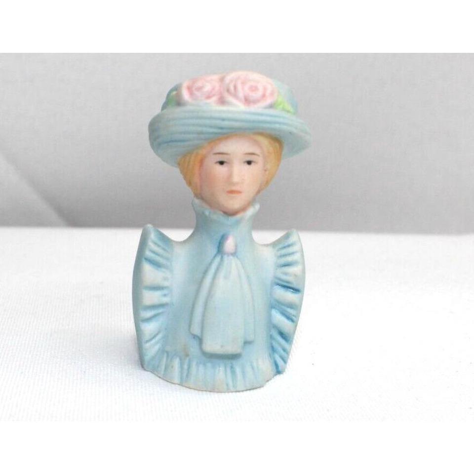 Vtg Thimble Avon 1982 Porcelain C586