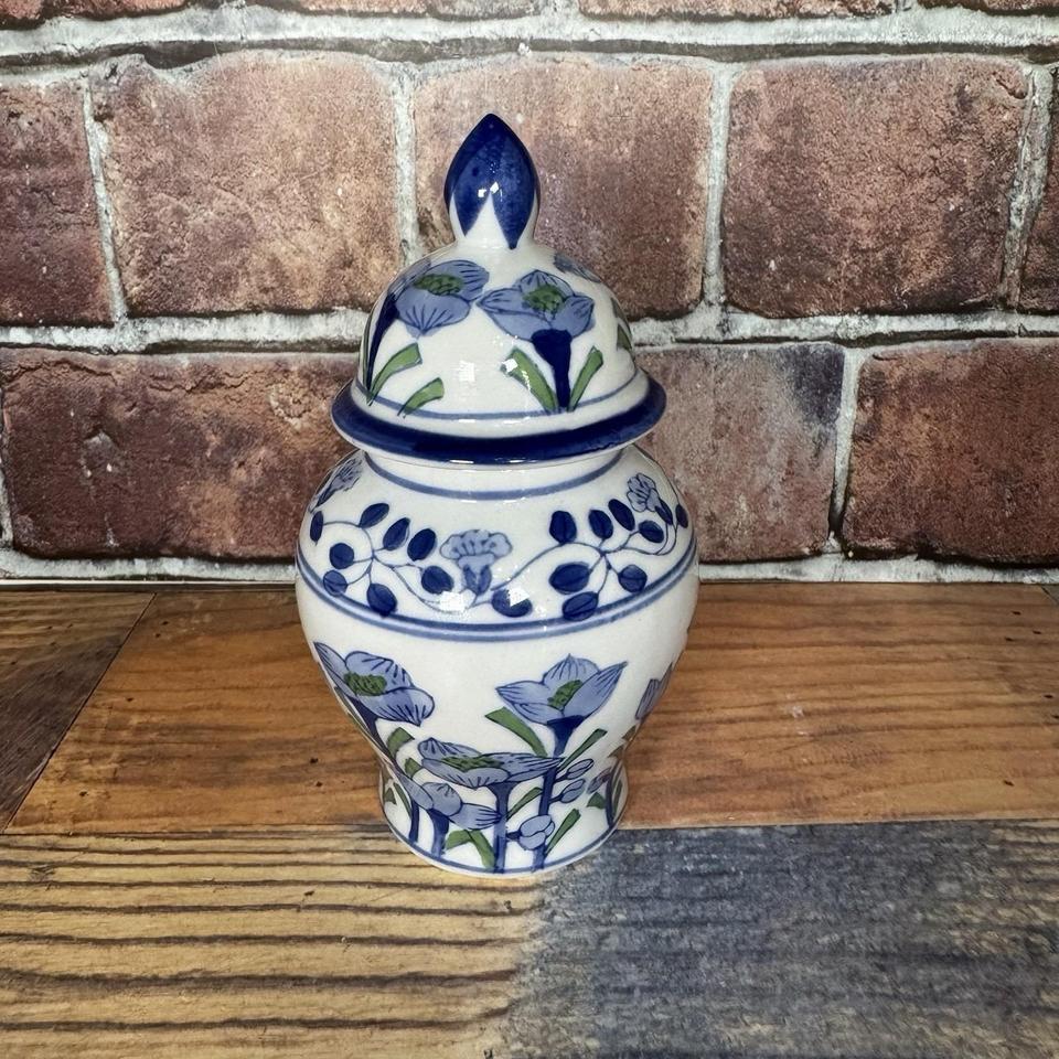 Vintage Chinese Porcelain Ginger Jar 09b5
