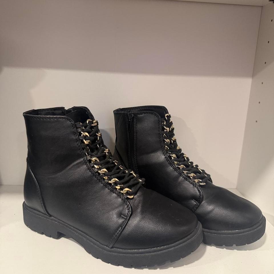 Sleek Black Combat Boots With C1d2