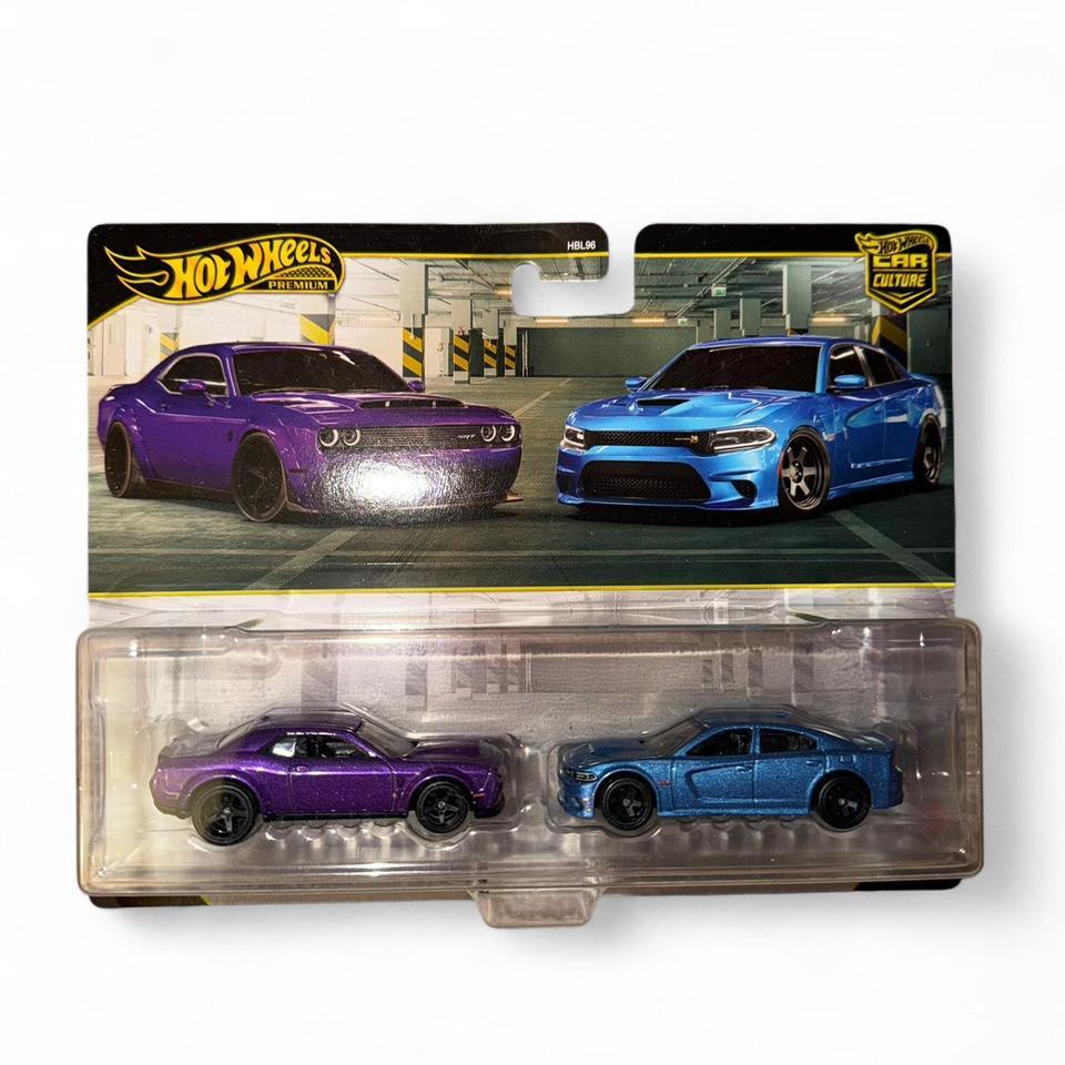 Hot Wheels Premium Dodge Challenger 466c