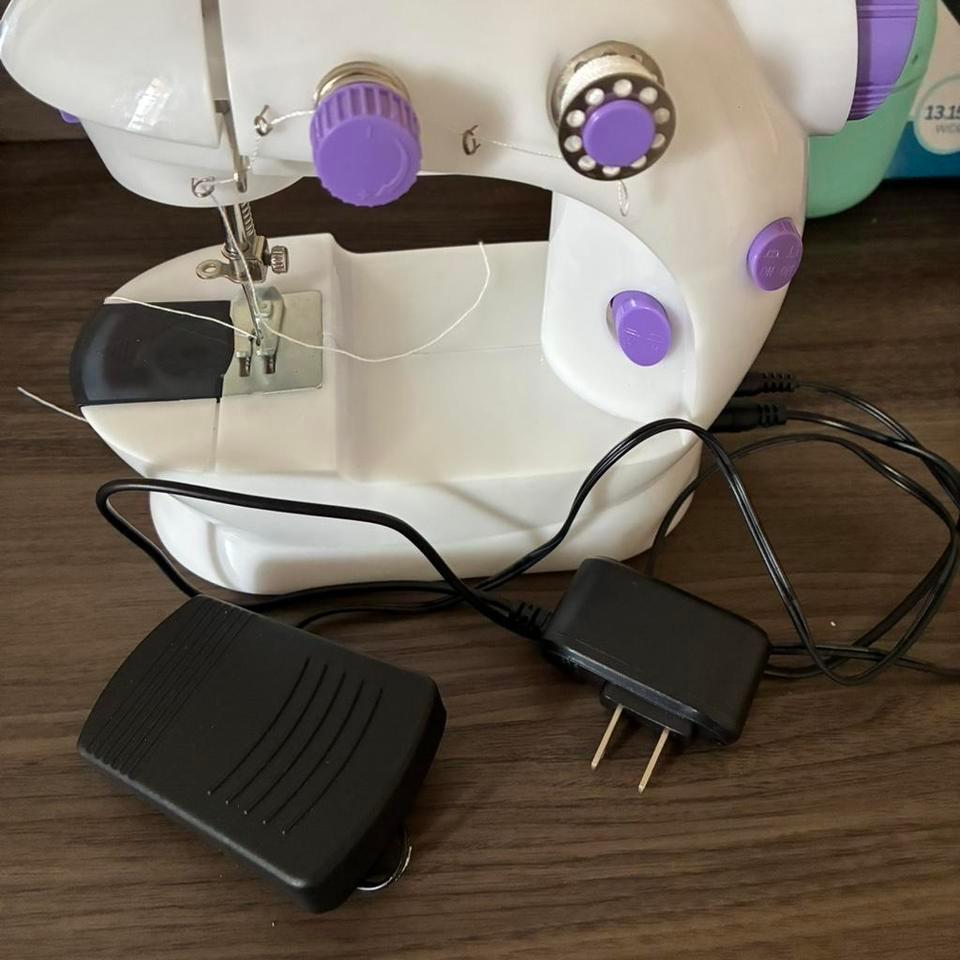 White And Purple Sewing Machine 553f