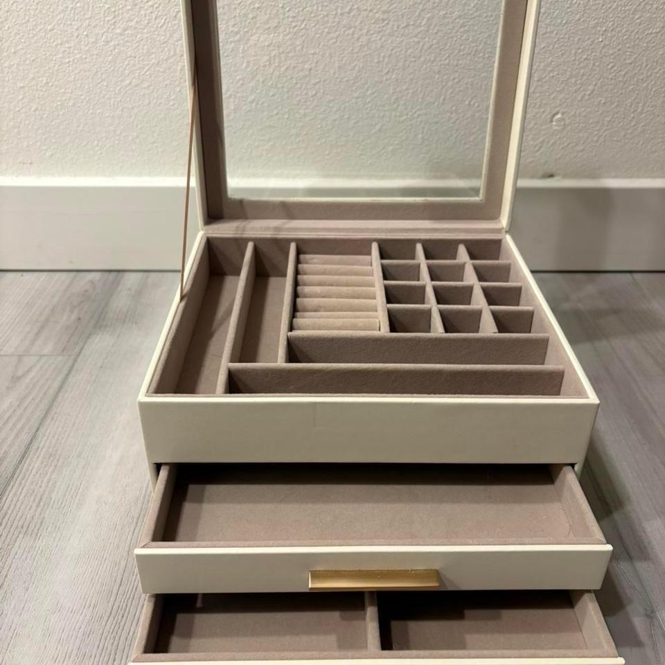 Cream Gold Jewelry Box 3c6e