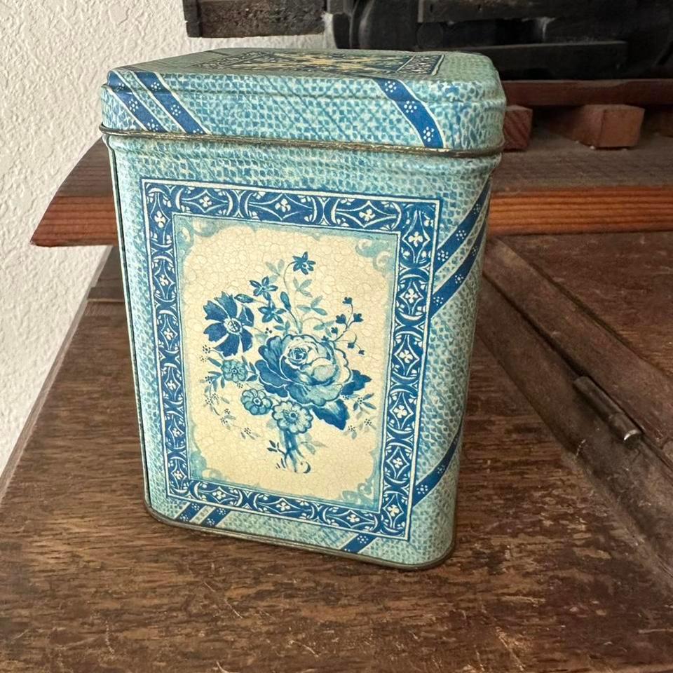 Vintage Small Hallmark Tin With Dd86
