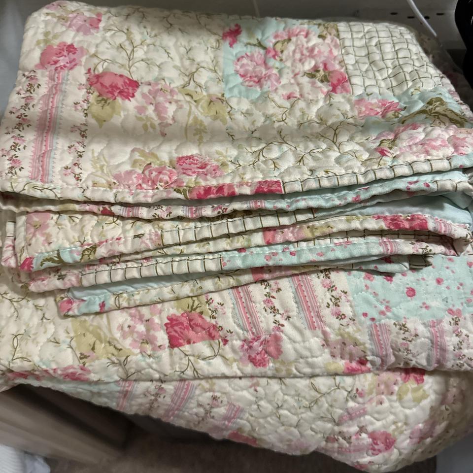 Home Goods Quilt With Two 1b1a