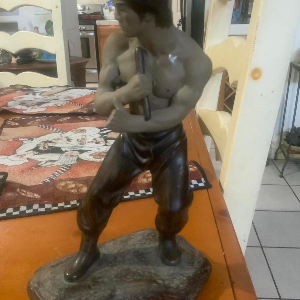 Bruce Lee Statue With A 9652