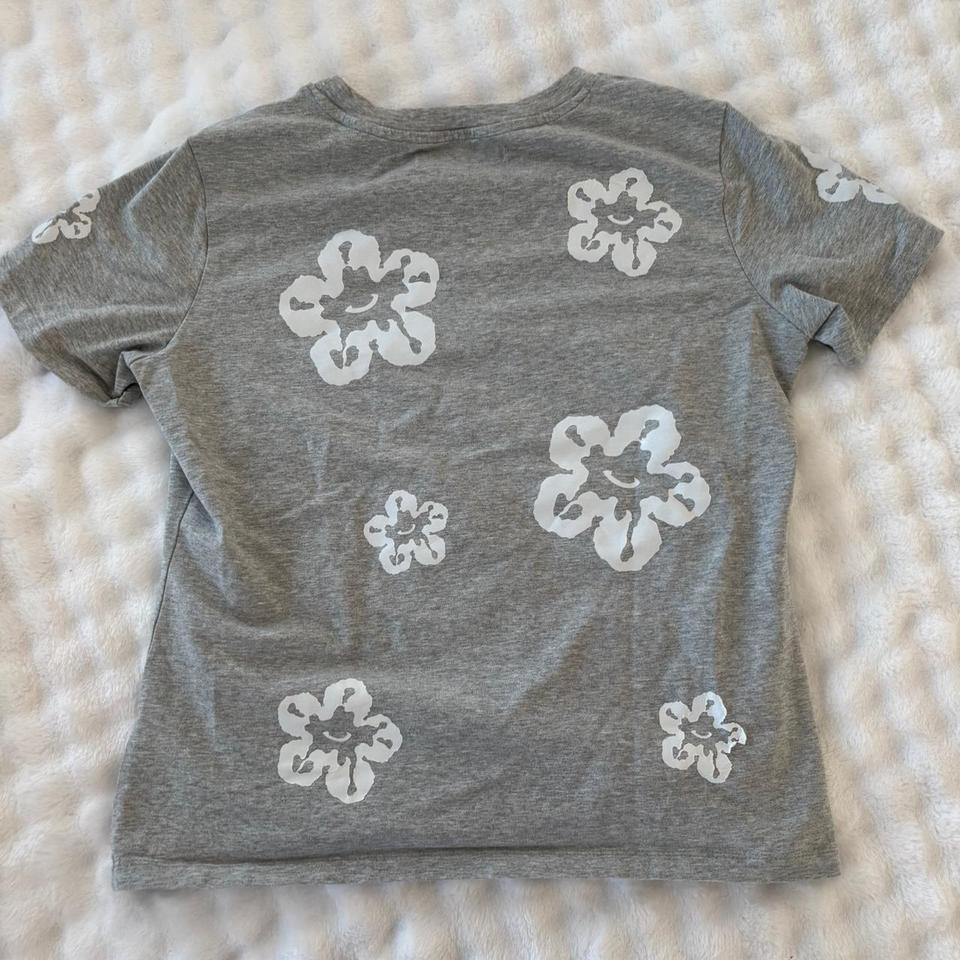 Roku Studio Grey Flower Graphic 976e 3