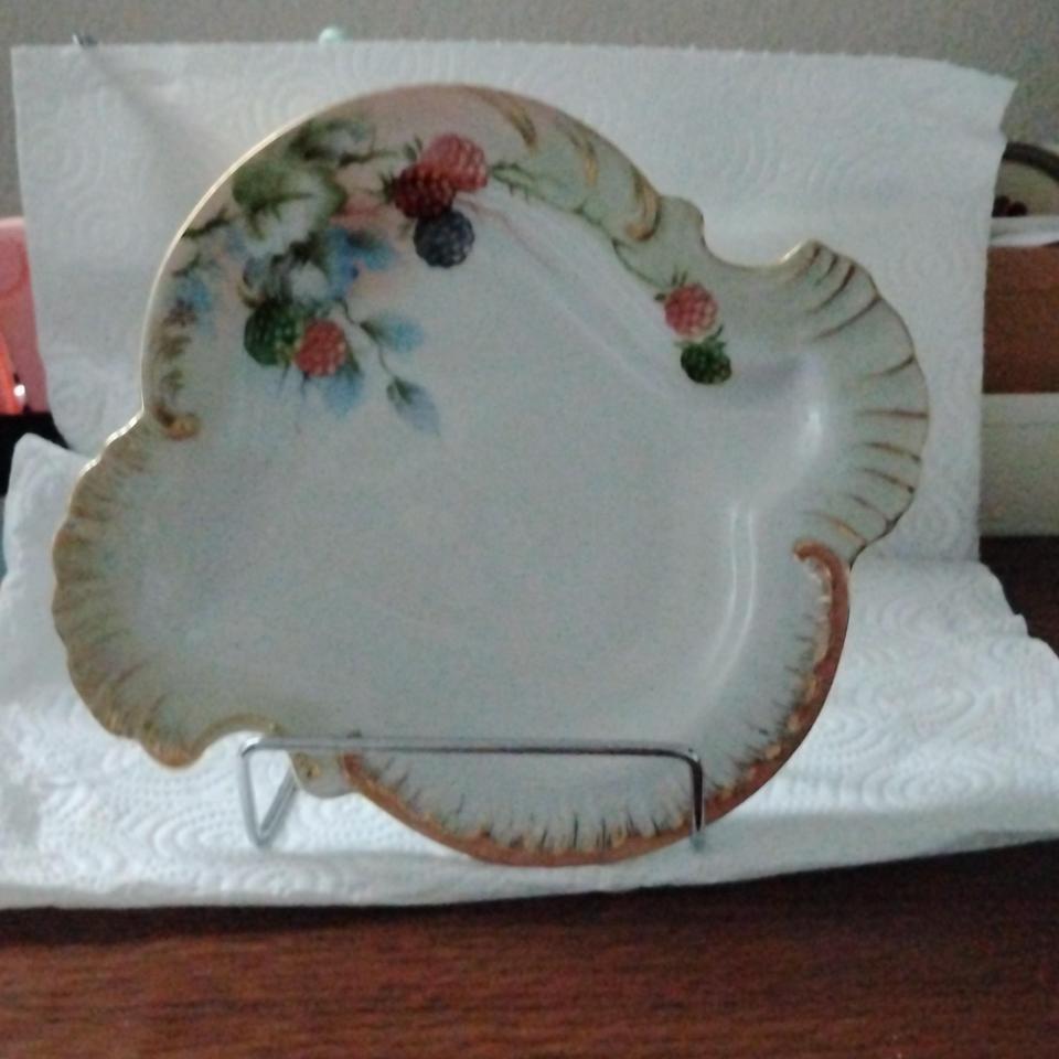 Beautiful Vintage Hand Painted Trinket 714f