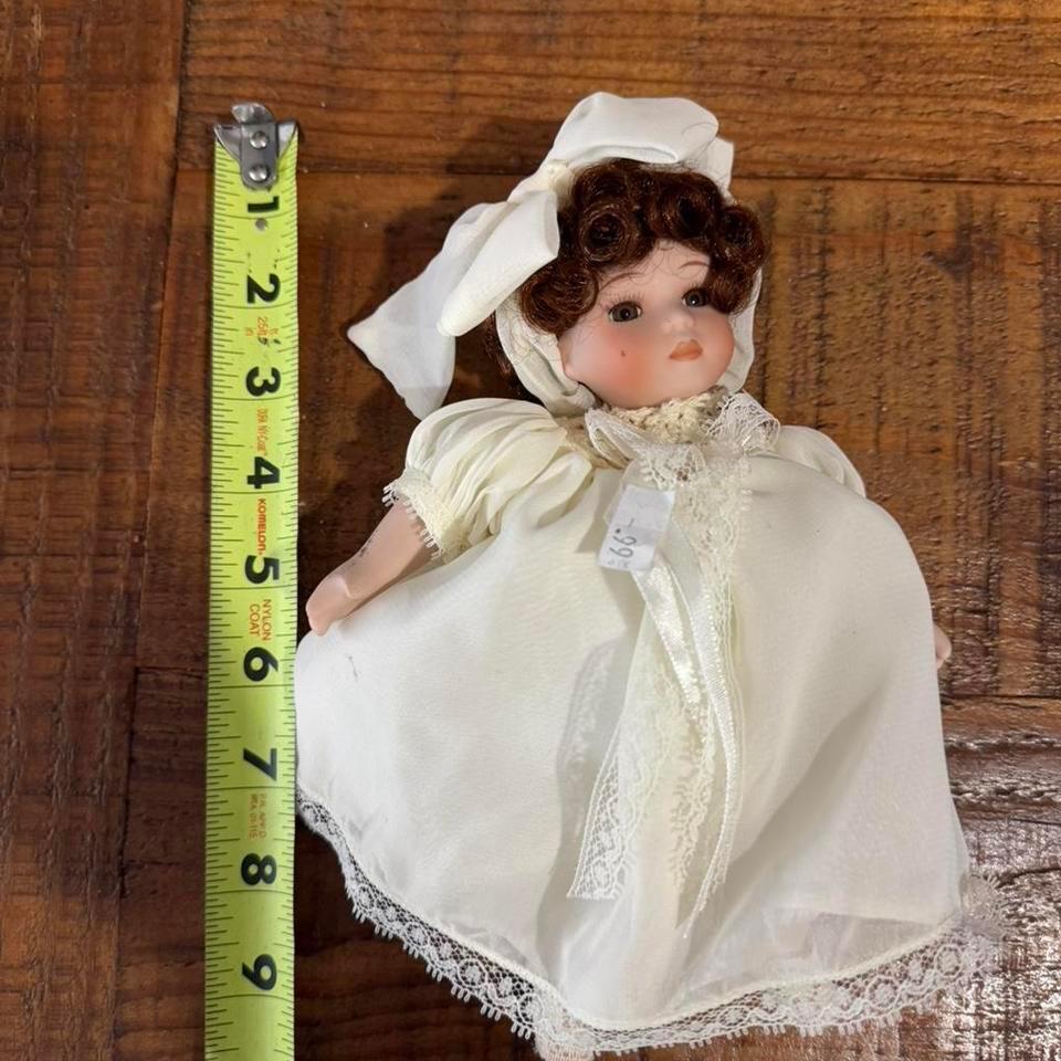 Porcelain Doll With Bonnet And 1e50 3