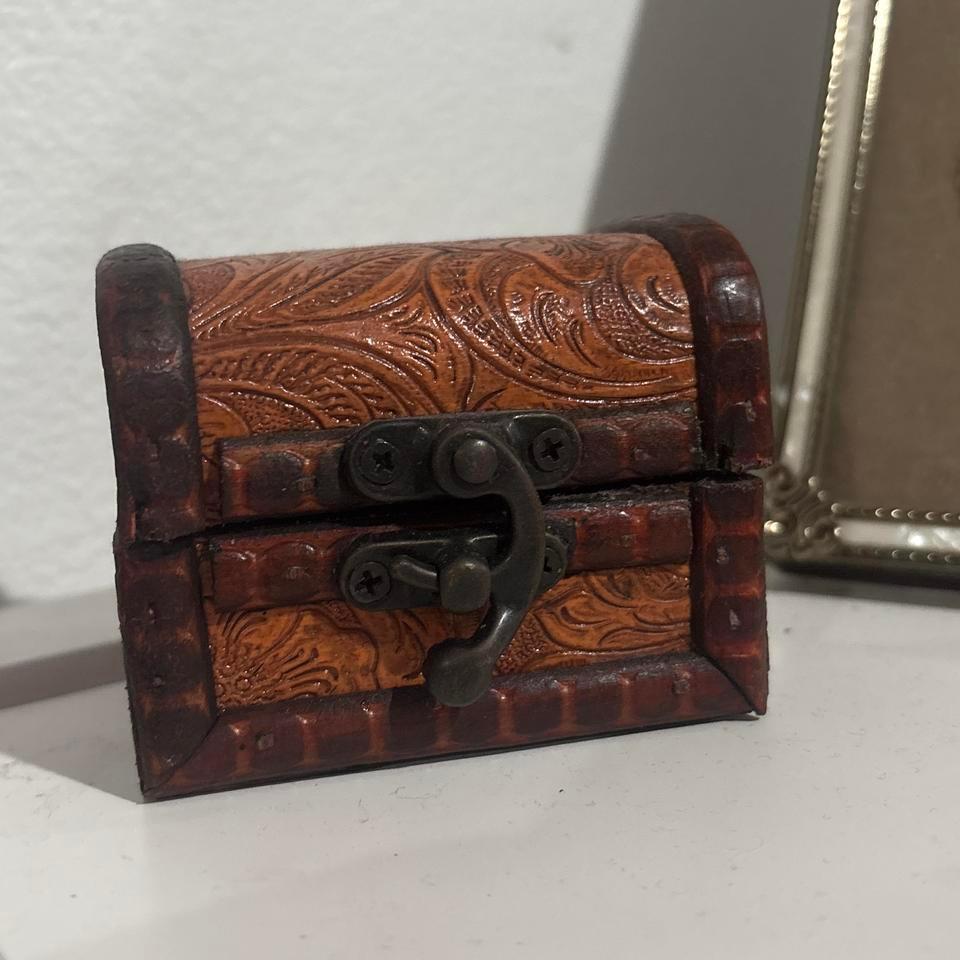 Brown Tiny Treasure Chest With 7cbe