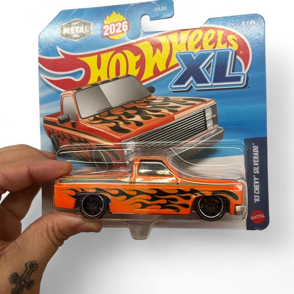 Hot Wheels 83 Chevy Silverado 6d1a