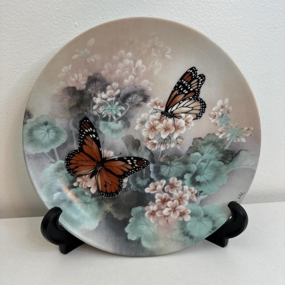 1988 Monarch Butterflies Porcelain Plate A57d