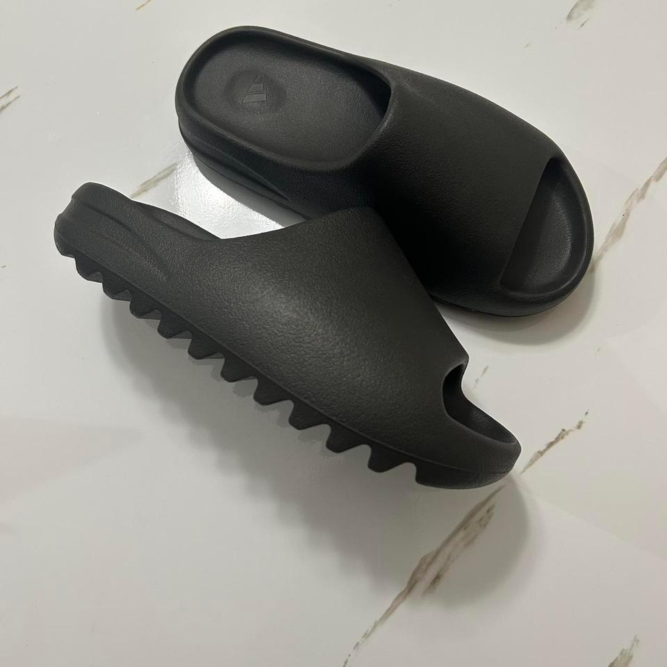 Yeezy Slides Onyx Size 8 9038 2