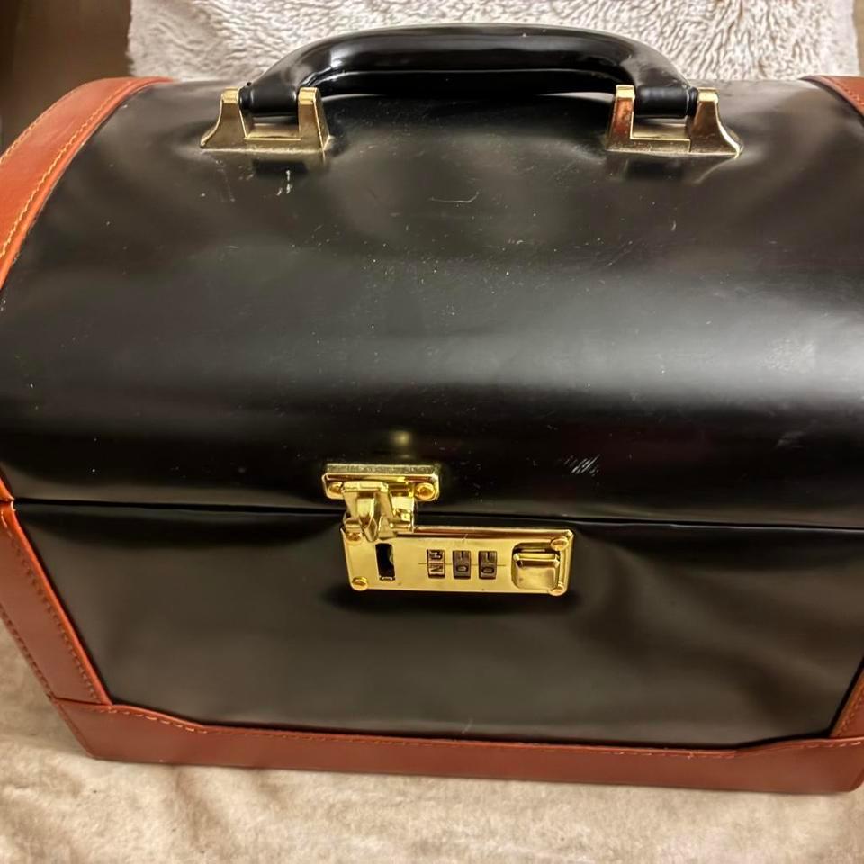 Classic Black And Brown Leather A481