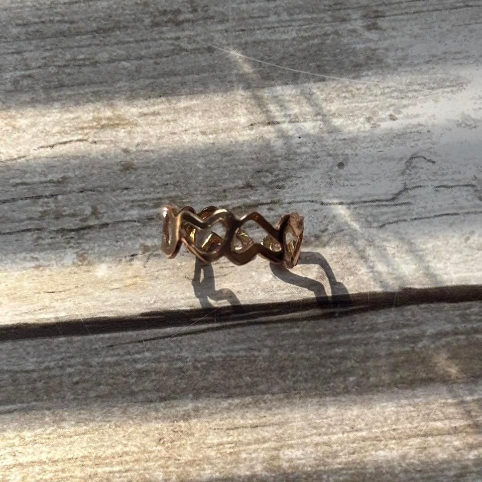 Gold Tone Twisted Hearts Ring 5c29