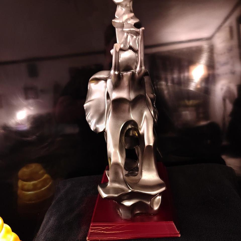 Silver Elephant Sculpture On Wood 36a1 2