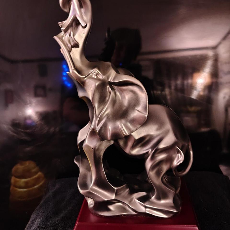 Silver Elephant Sculpture On Wood 36a1