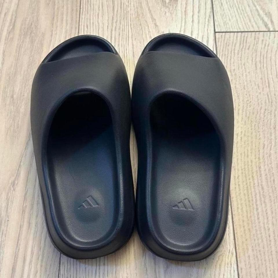 Yeezy Slides Size 10 Us A19d 2