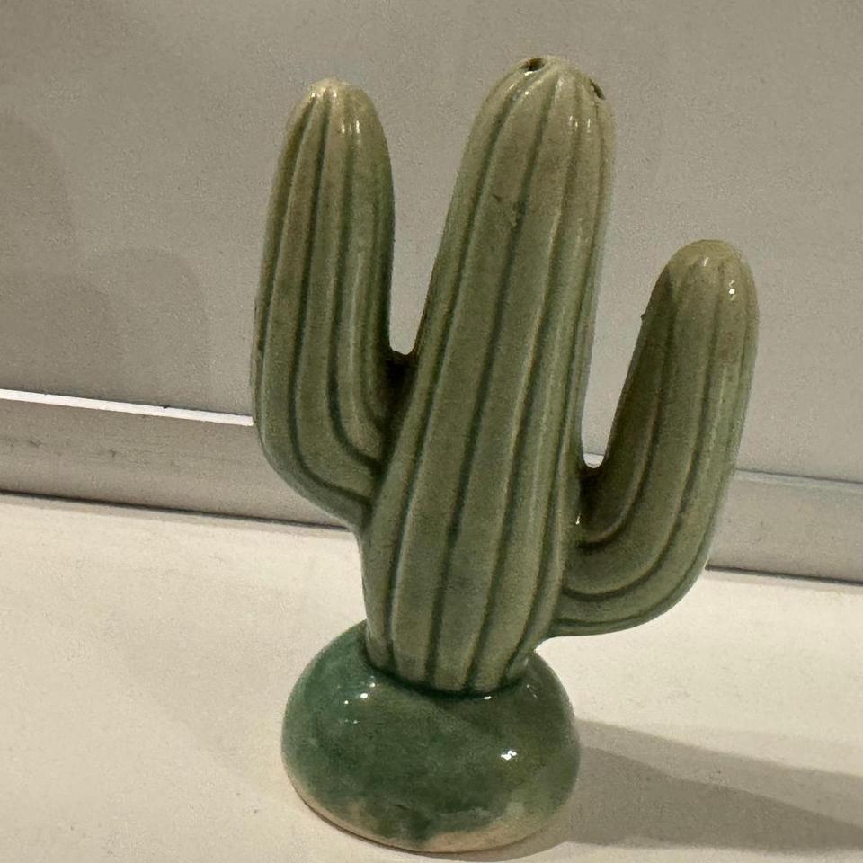 Ceramic Saguaro Cactus Figurine Pepper B56d 3
