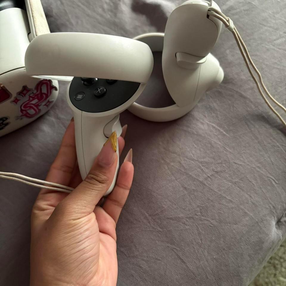 White Oculus Quest 2 Touch