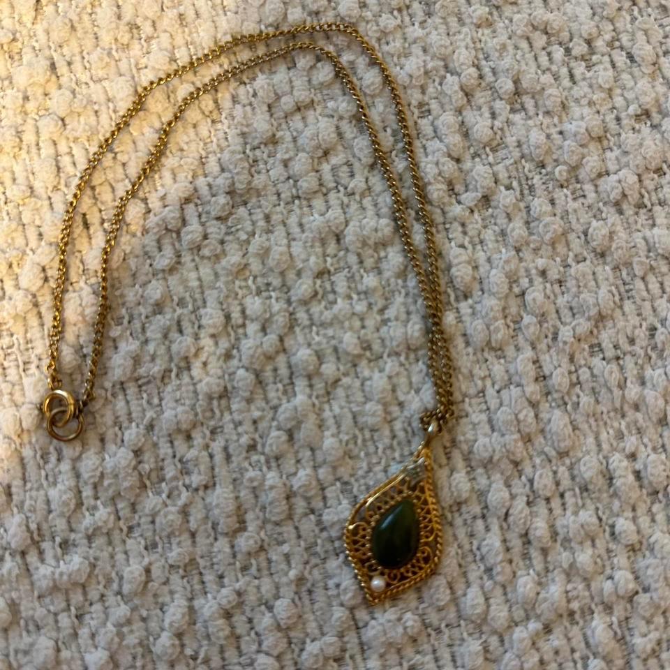 Gold Tone Leaf Pendant Necklace 13e3