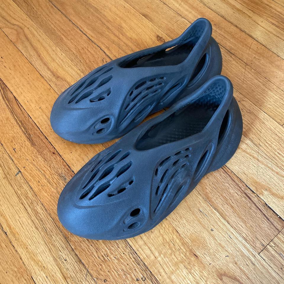 Yeezy Foam Runners Black Dark 3