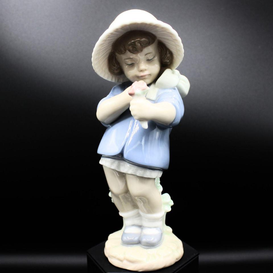 Nao By Lladro Girl With F411