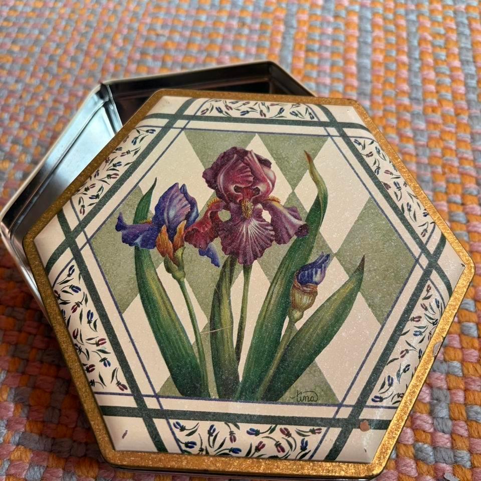 Vintage Hexagon Floral Tin D36e