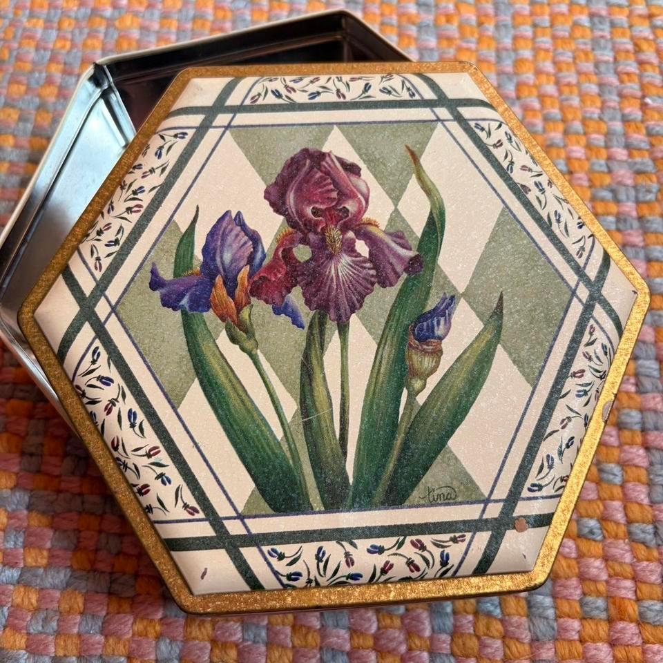 Vintage Hexagon Floral Tin D36e 7