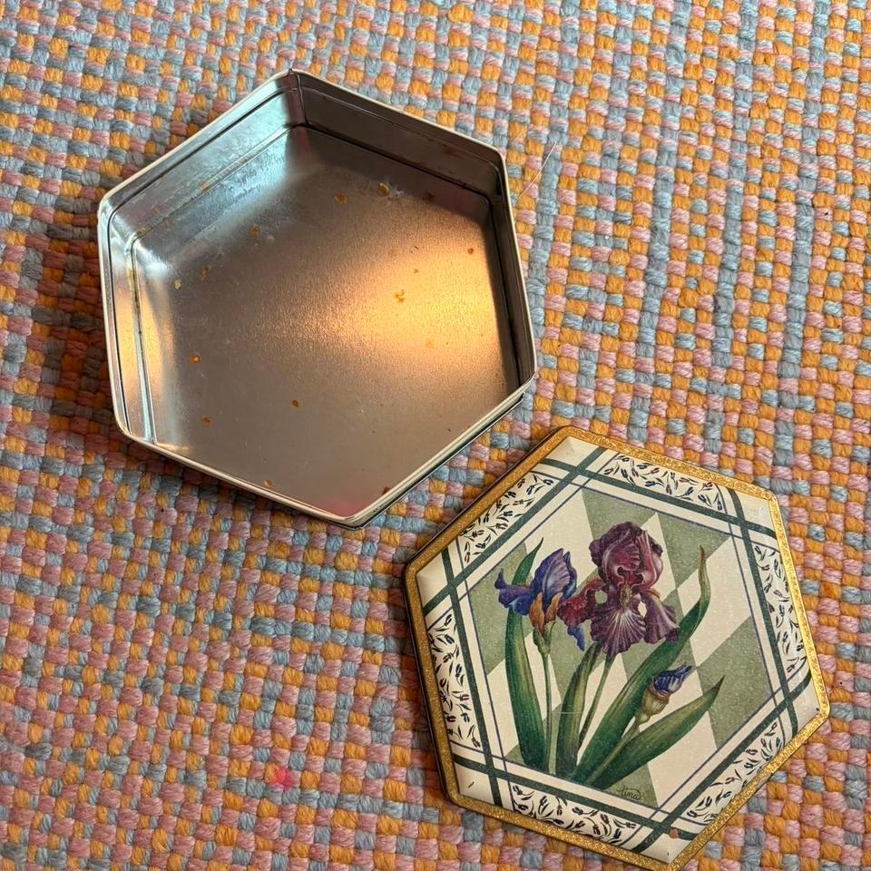 Vintage Hexagon Floral Tin D36e 4