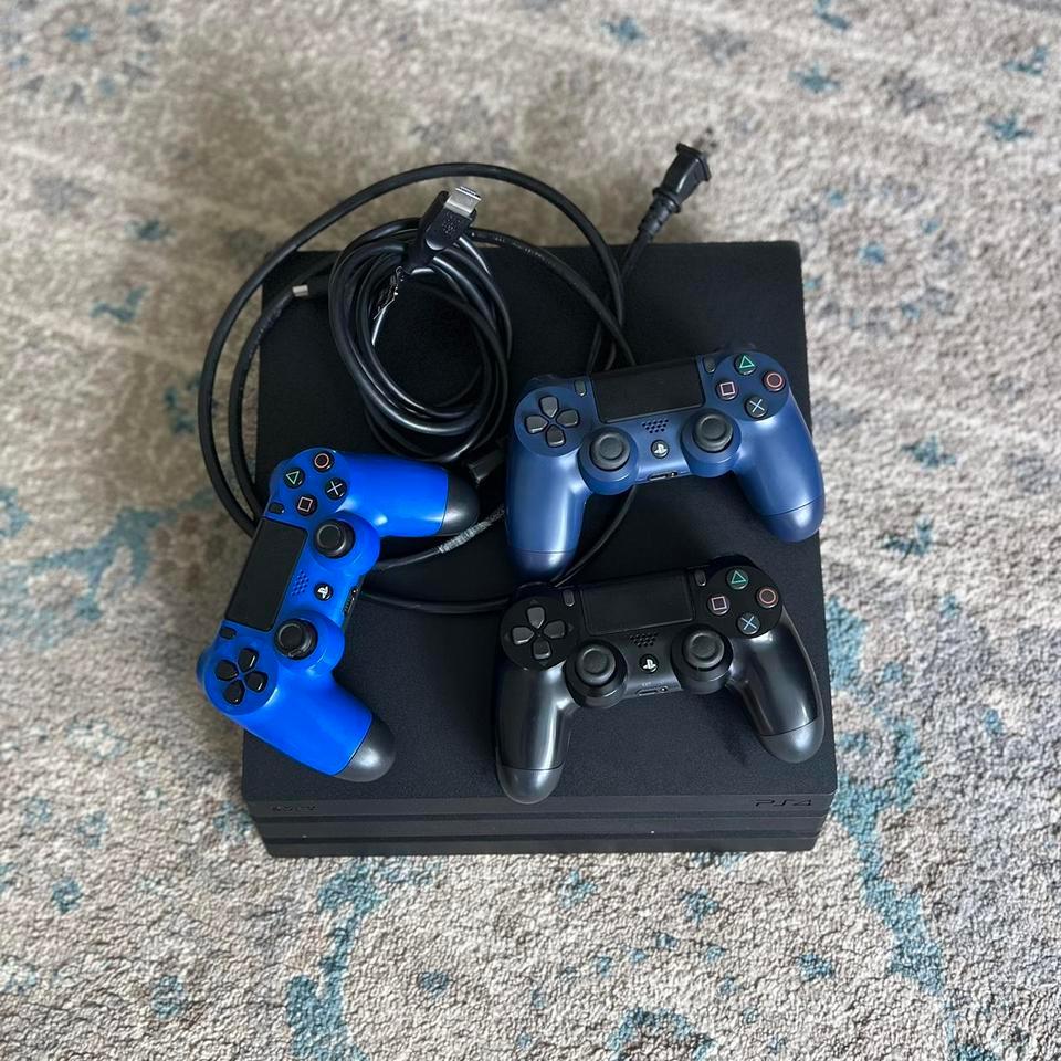 Ps4 Pro With 3 Controllers