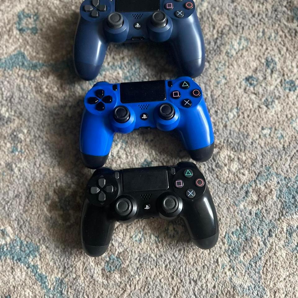 Ps4 Pro With 3 Controllers 3