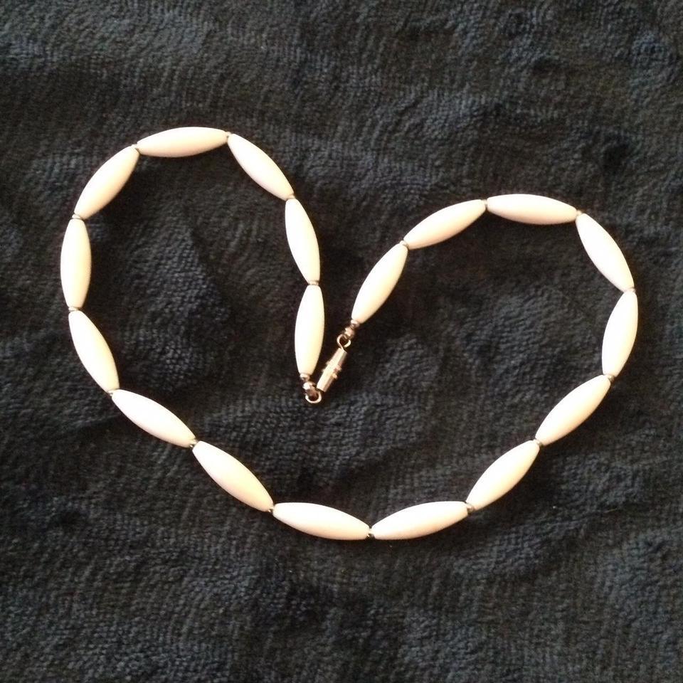 White Plastic Beaded Necklace With 662d