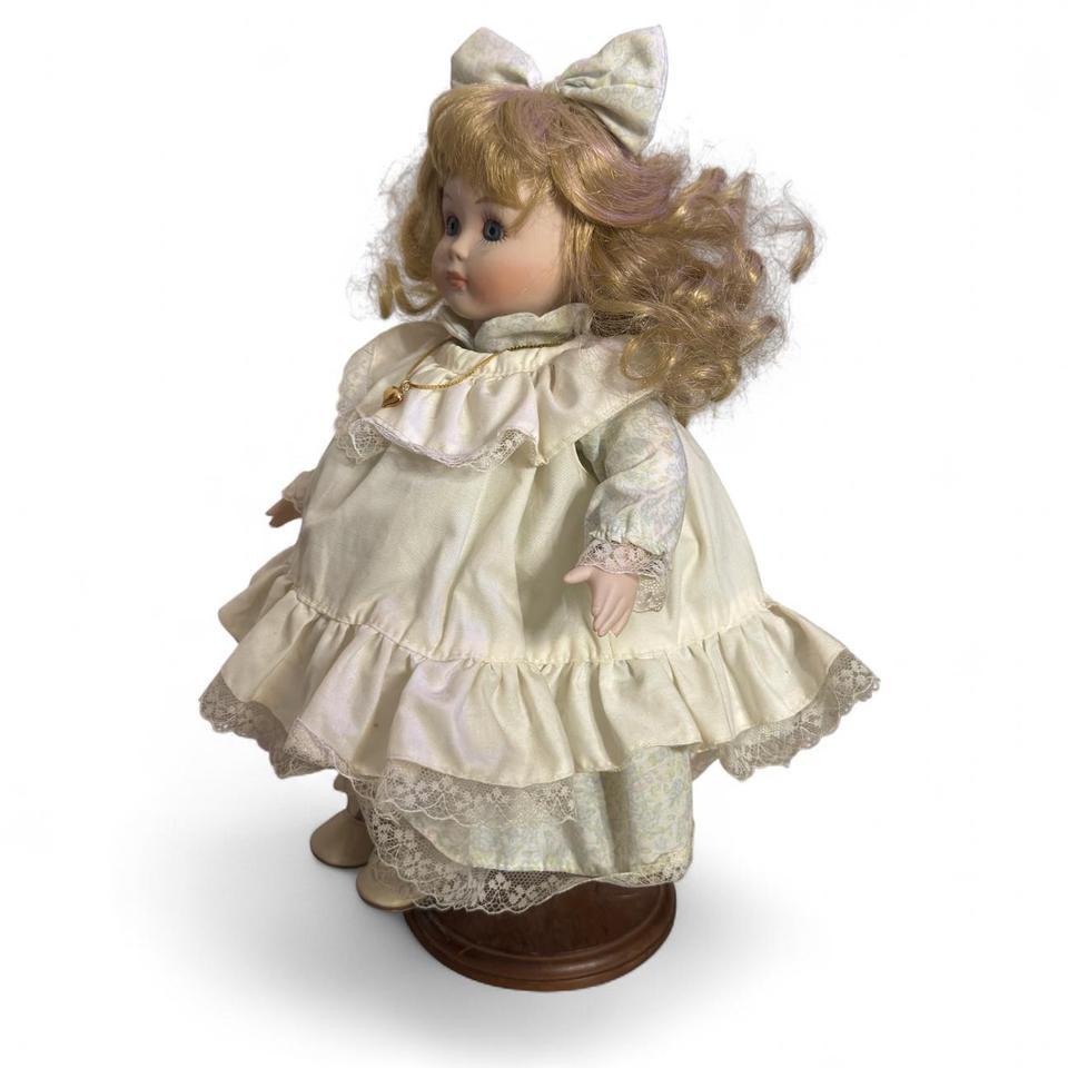 1970s Cream And White Porcelain 9341