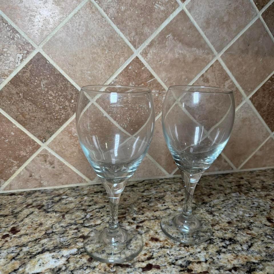 Set Of 2 Wine Glasses