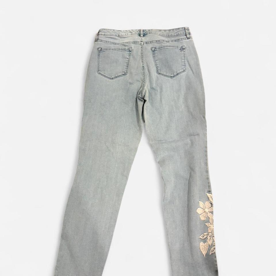 Martha Stewart Lightwash Jeans With 2