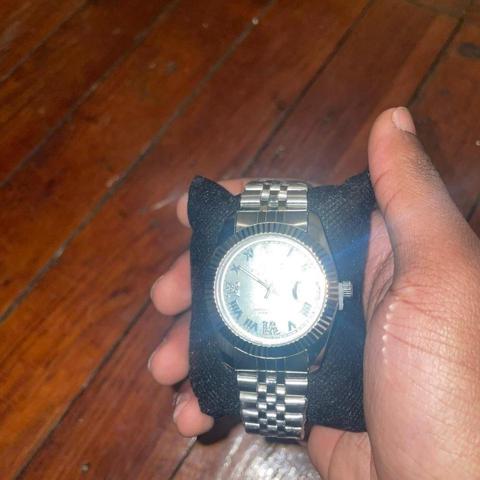 Luxury Silver Watch Very Clean 2a0d 2