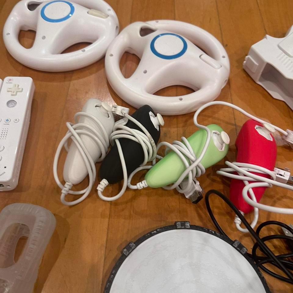 Complete Wii Nintendo Controller Set 4