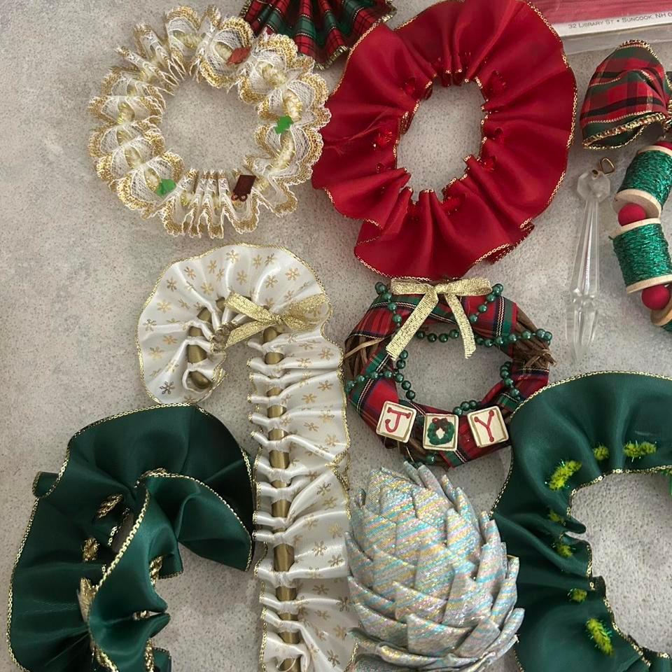 Christmas Wreath Ornaments And Ribbons 8855 2