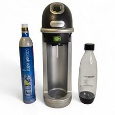 SodaStream Sparkling Water Machine w/New Co2 & 1 Bottle **WORKS**