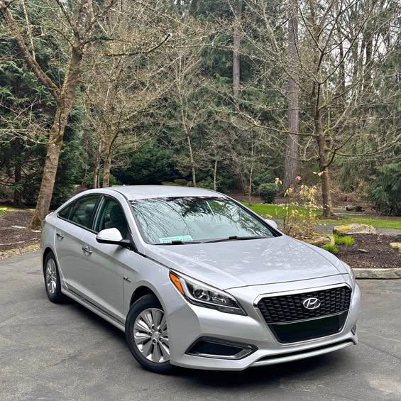 2017 Hyundai Sonata Hybrid · Blue Sedan 4D