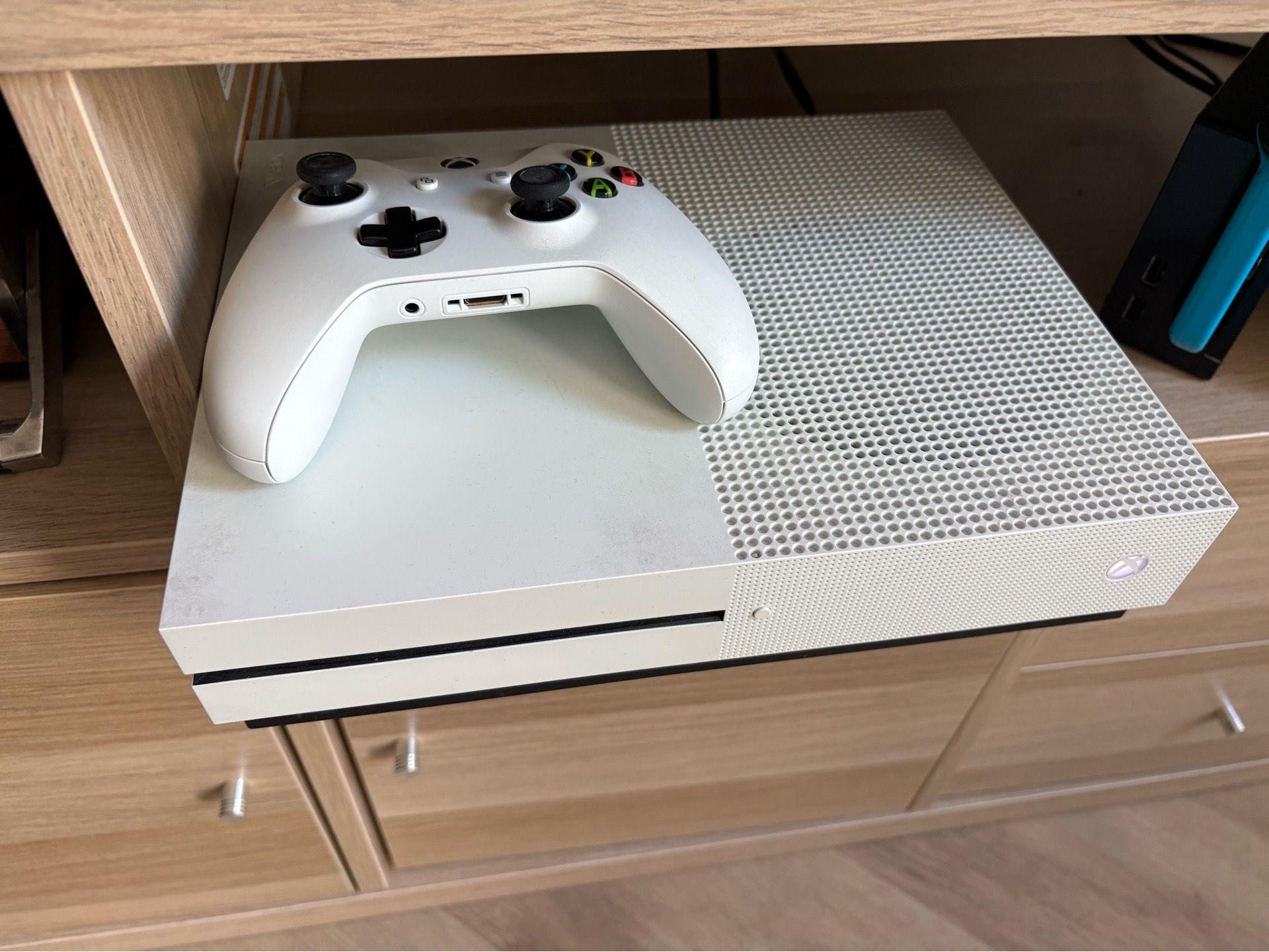 Xbox One S (1TB) with Controller